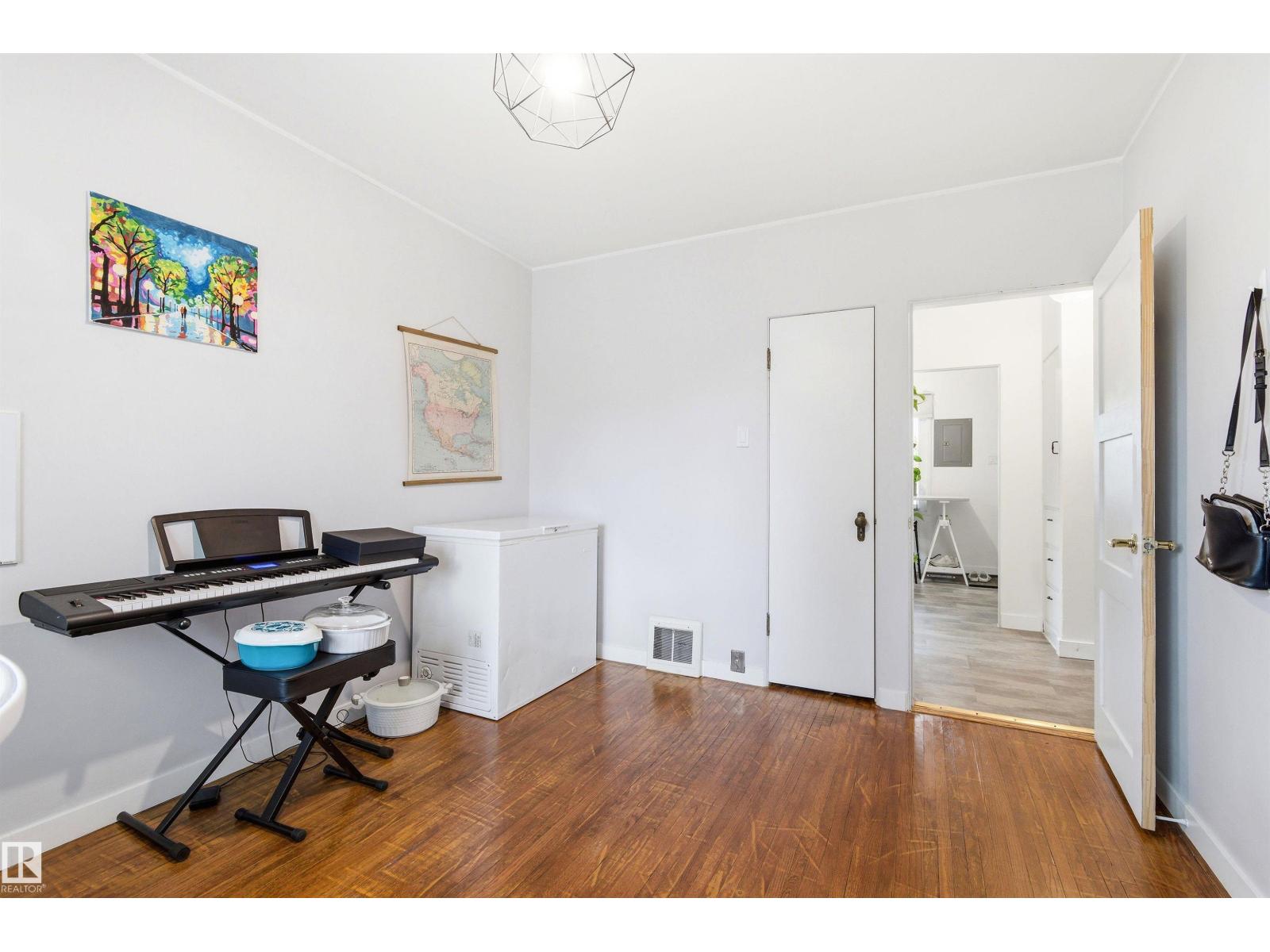 10827 64 AV NW - 20