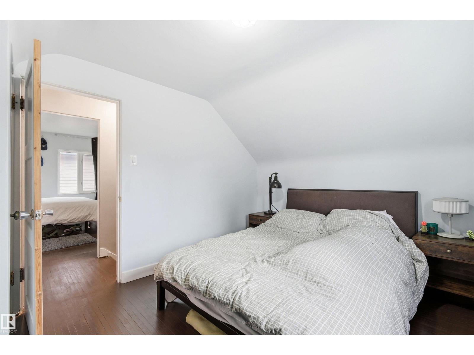 10827 64 AV NW - 27