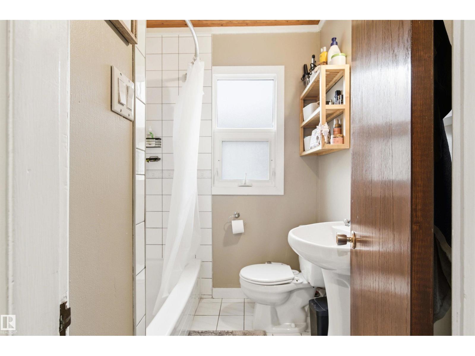 10827 64 AV NW - 22