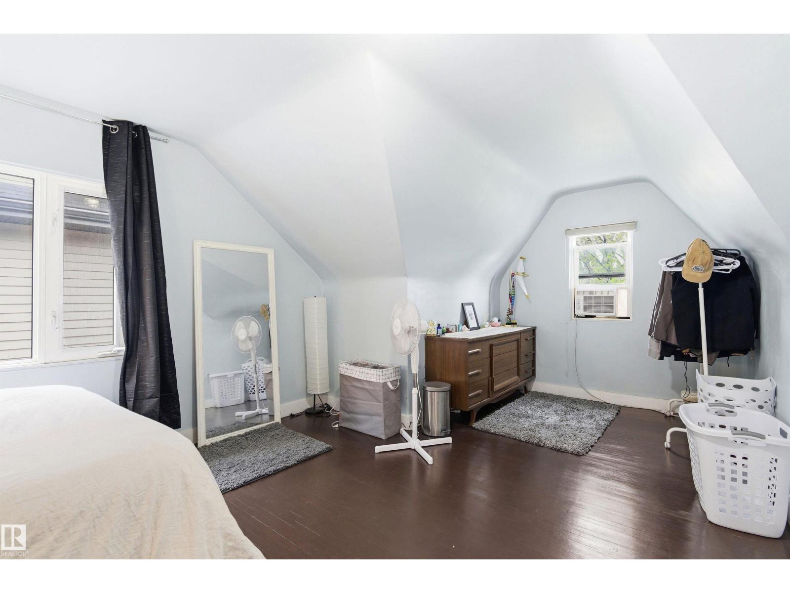 10827 64 AV NW - 24