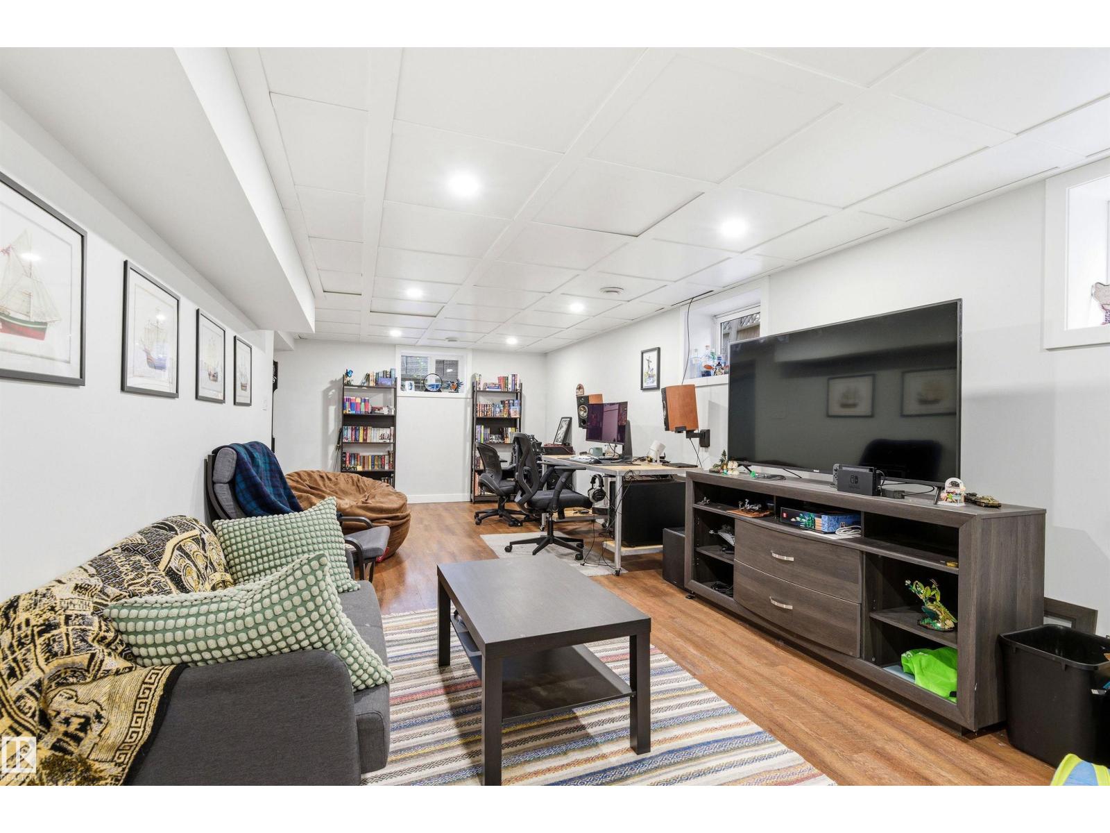 10827 64 AV NW - 29