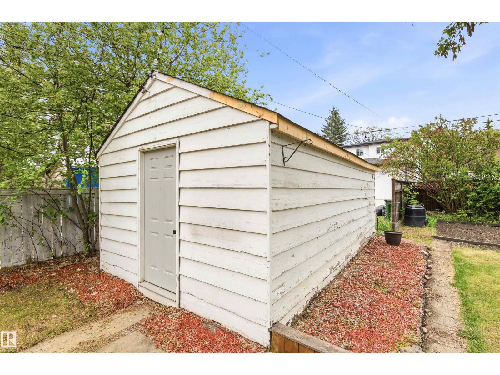 10827 64 AV NW - 50