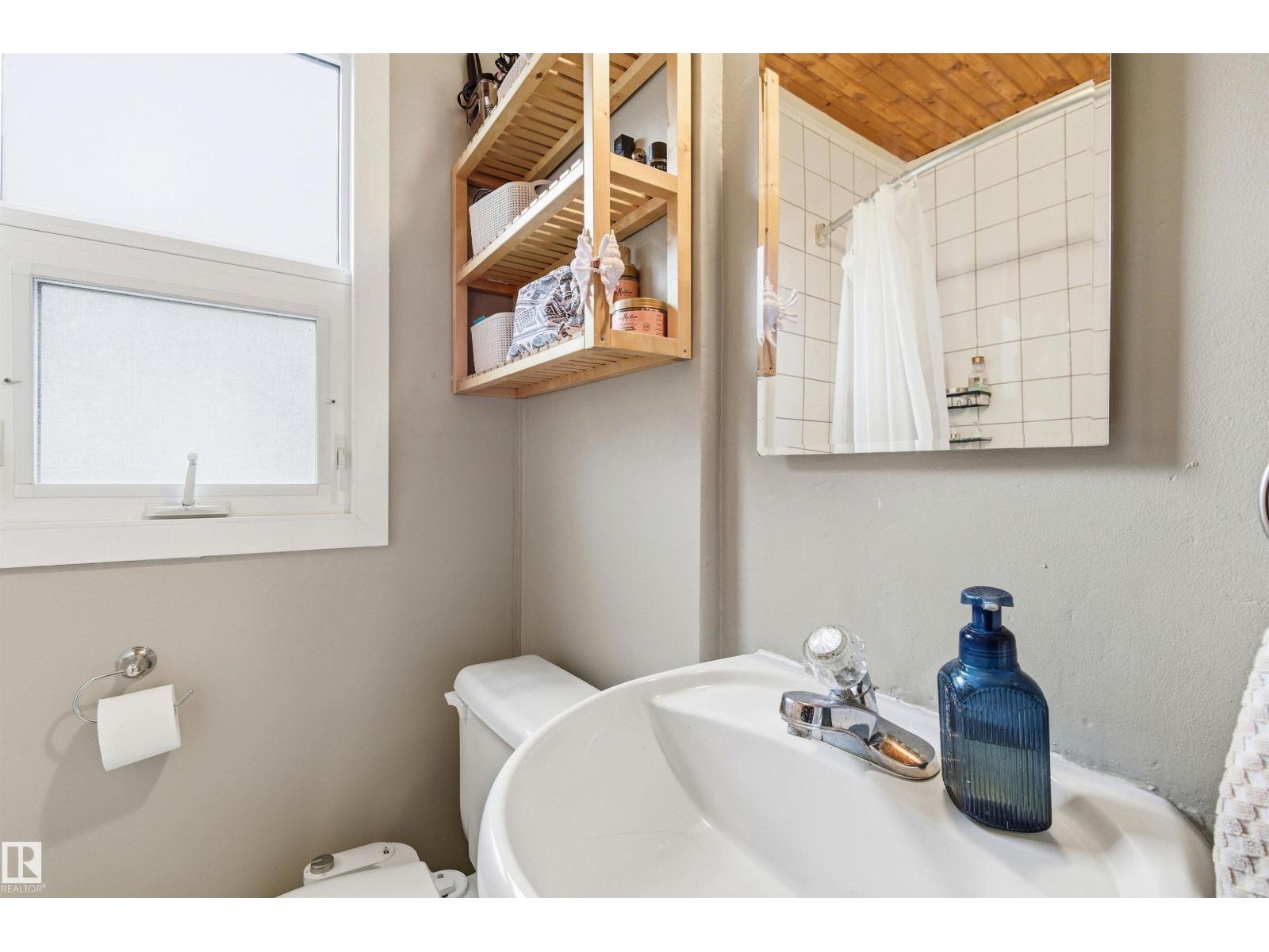 10827 64 AV NW - 21