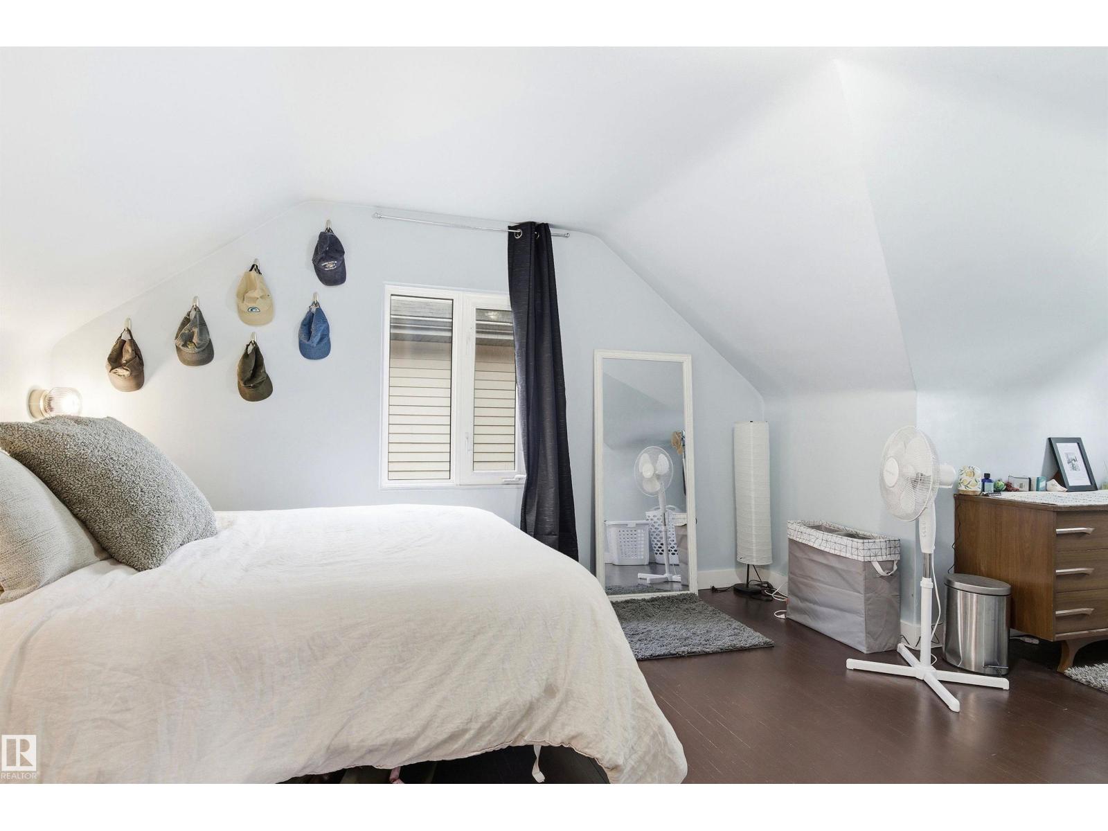 10827 64 AV NW - 23