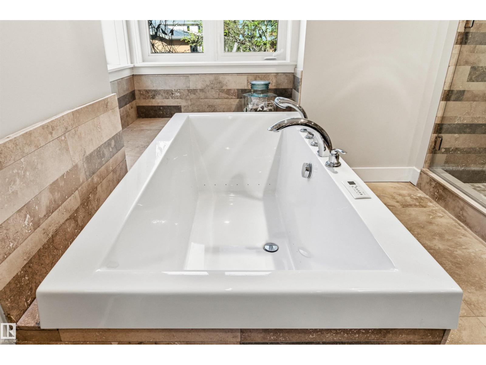 9010 120 ST NW - 25