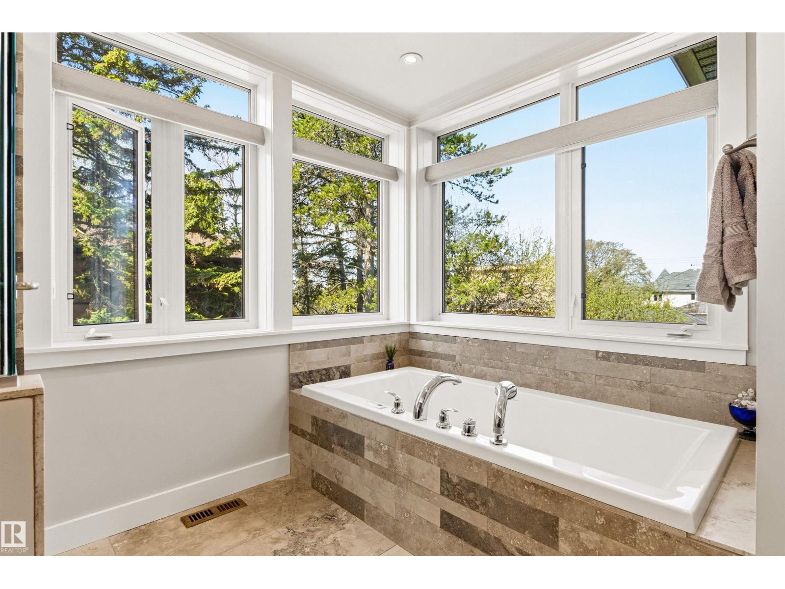9010 120 ST NW - 29