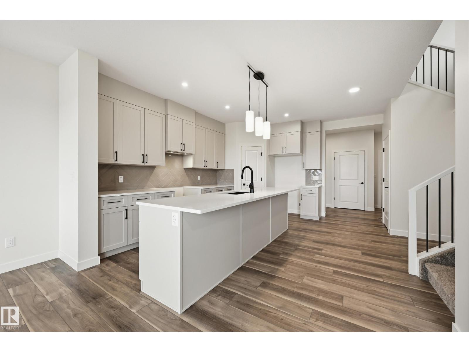 22376 90 AV NW - 5