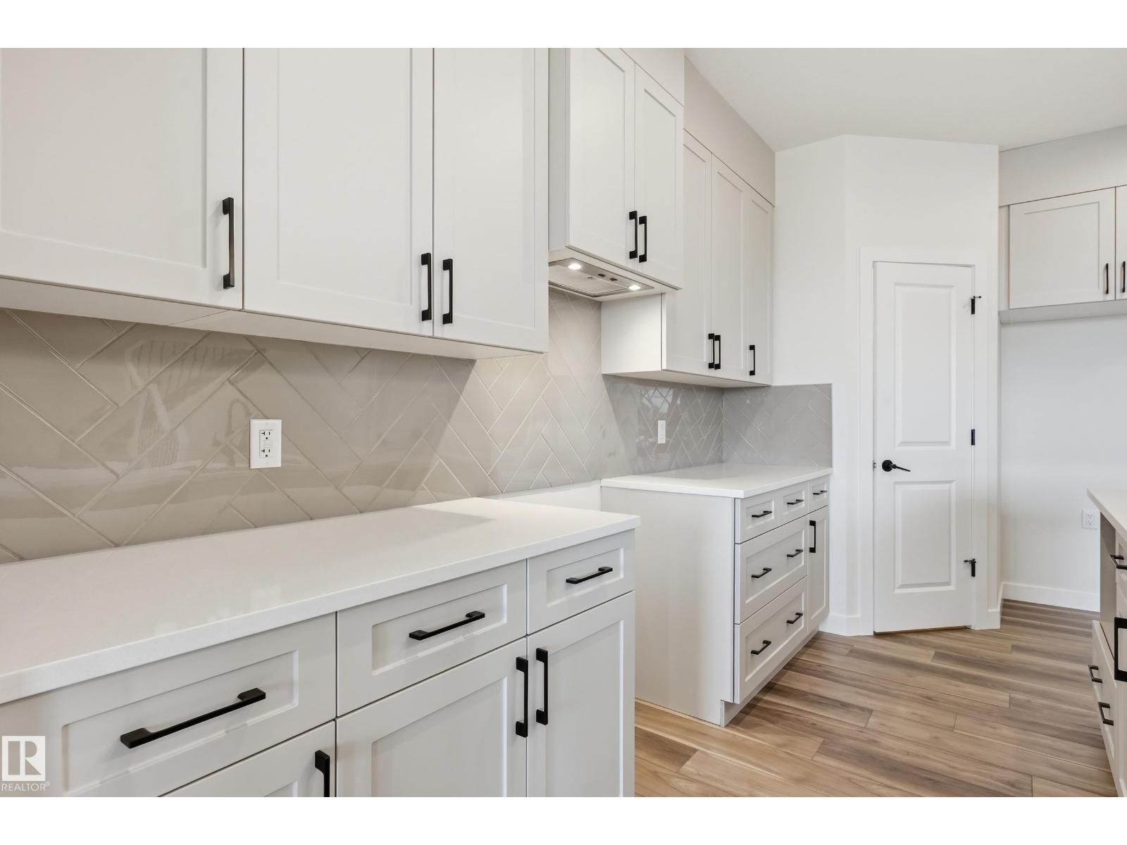 22376 90 AV NW - 6