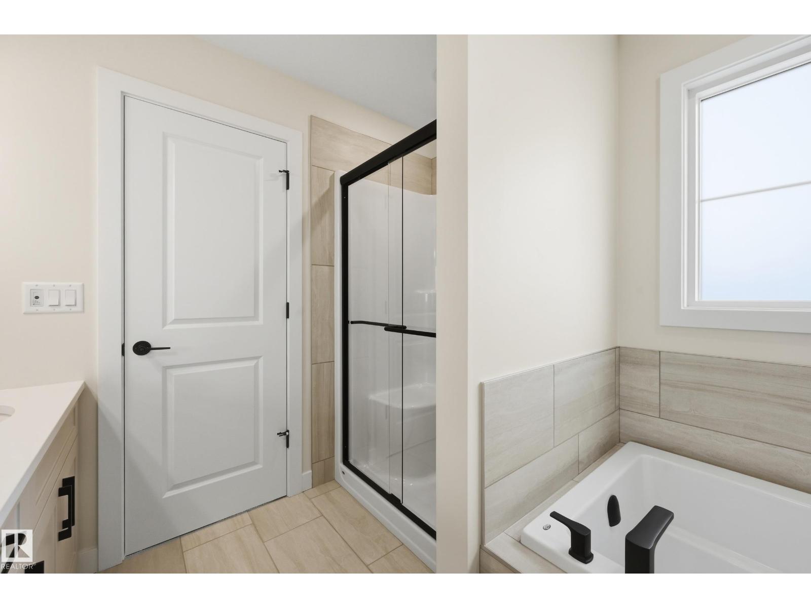 22376 90 AV NW - 16