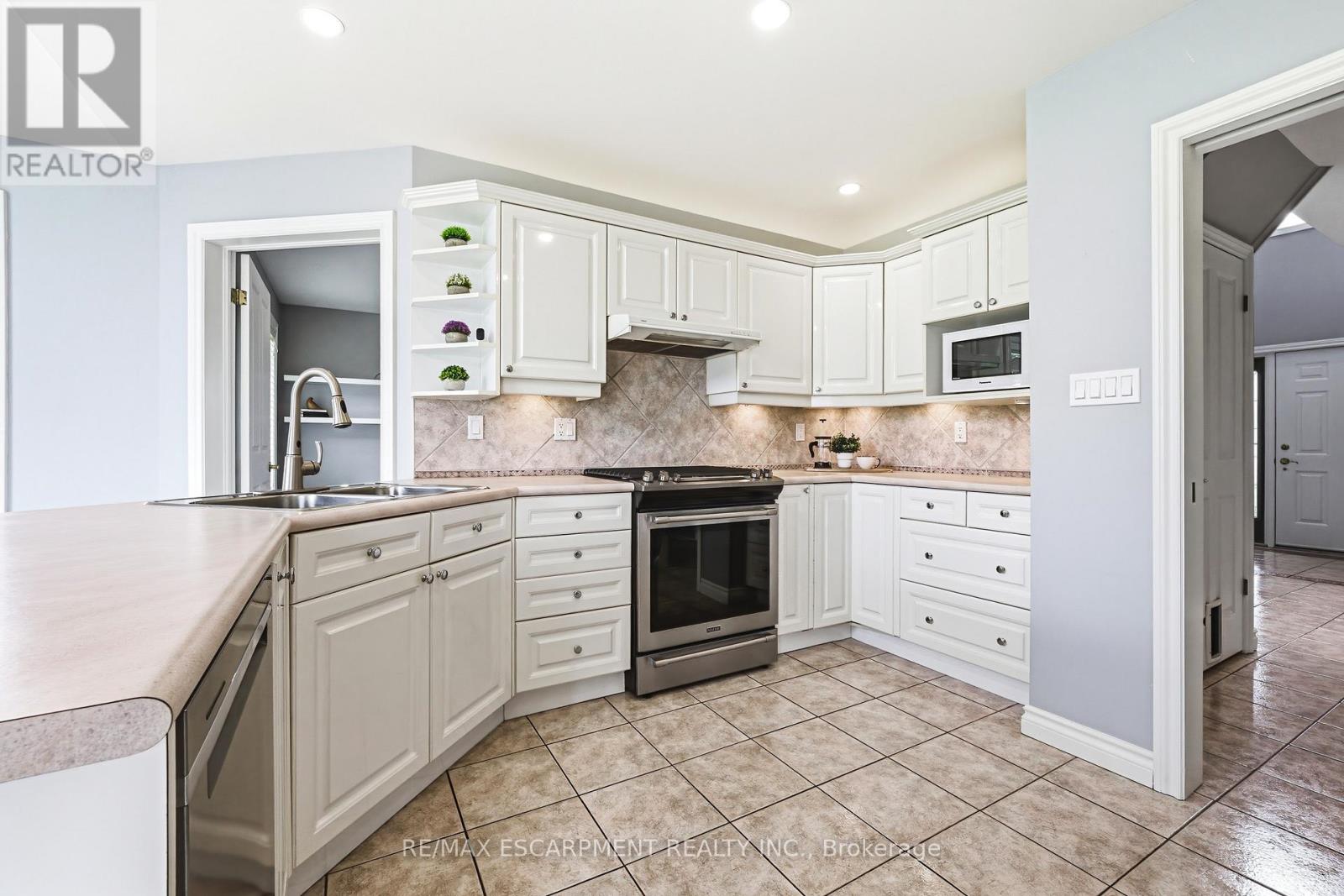 301 PARKWOOD CRESCENT - 12