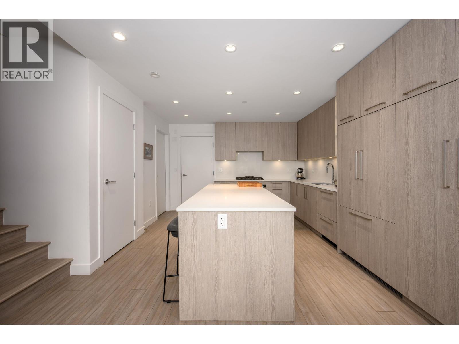 108 733 E 3RD STREET, North Vancouver