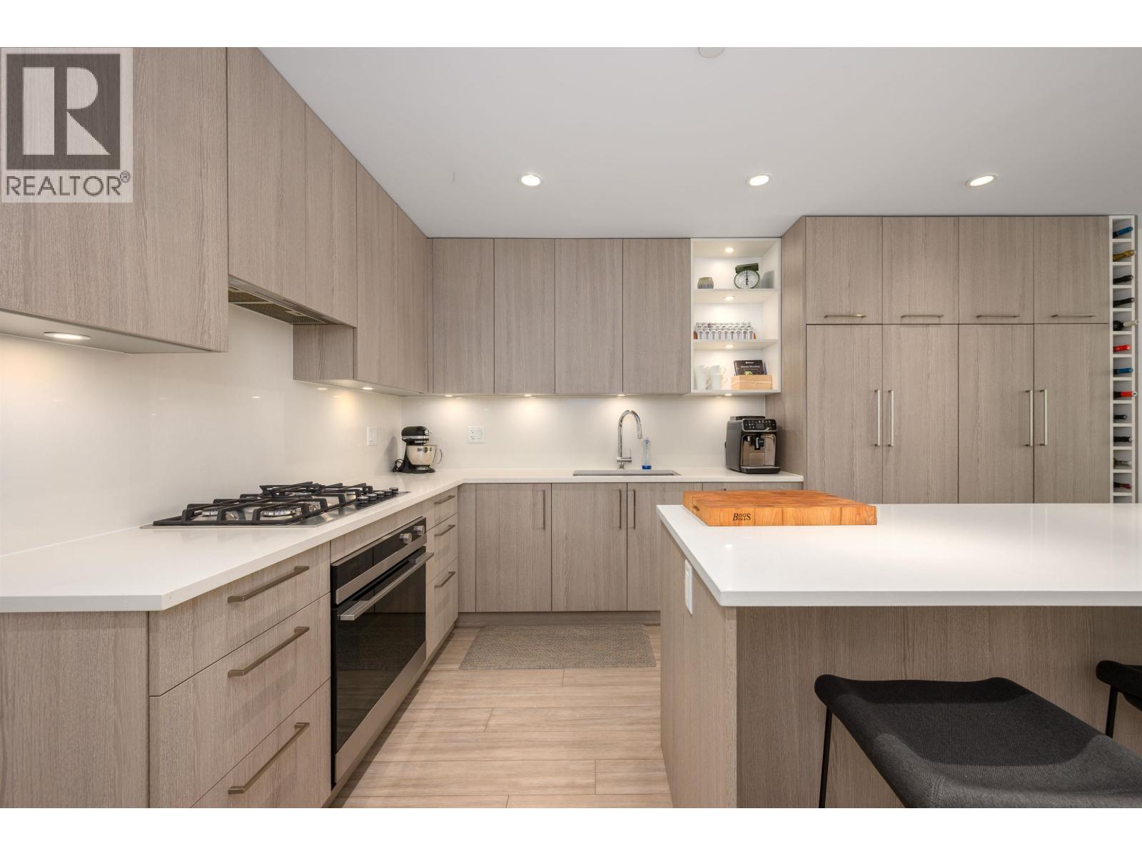 108 733 E 3RD STREET, North Vancouver