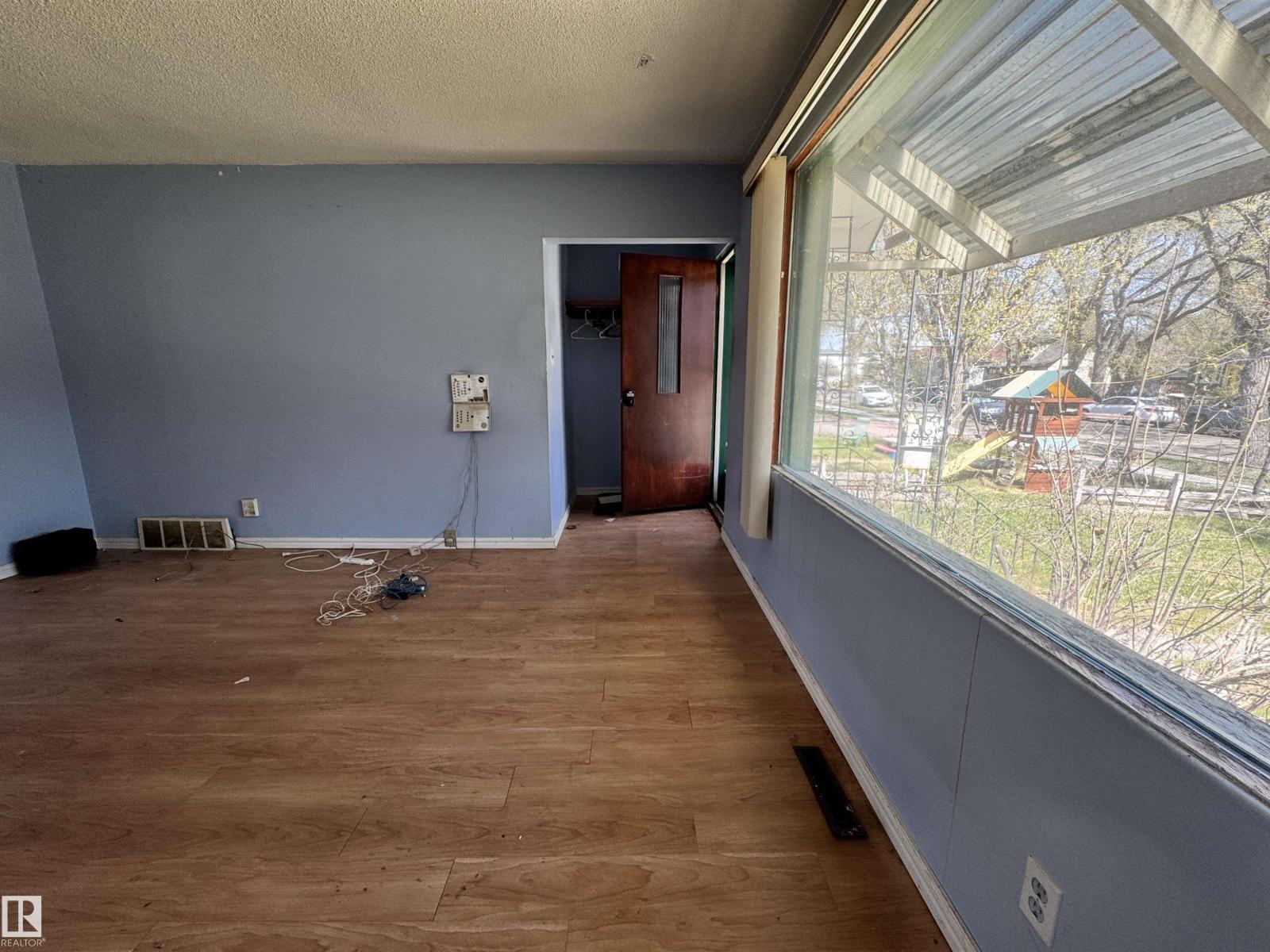 12010 95 ST NW - 4