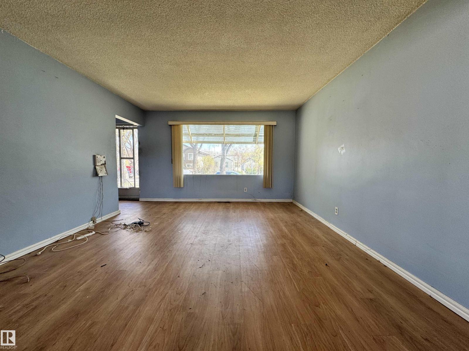 12010 95 ST NW - 5