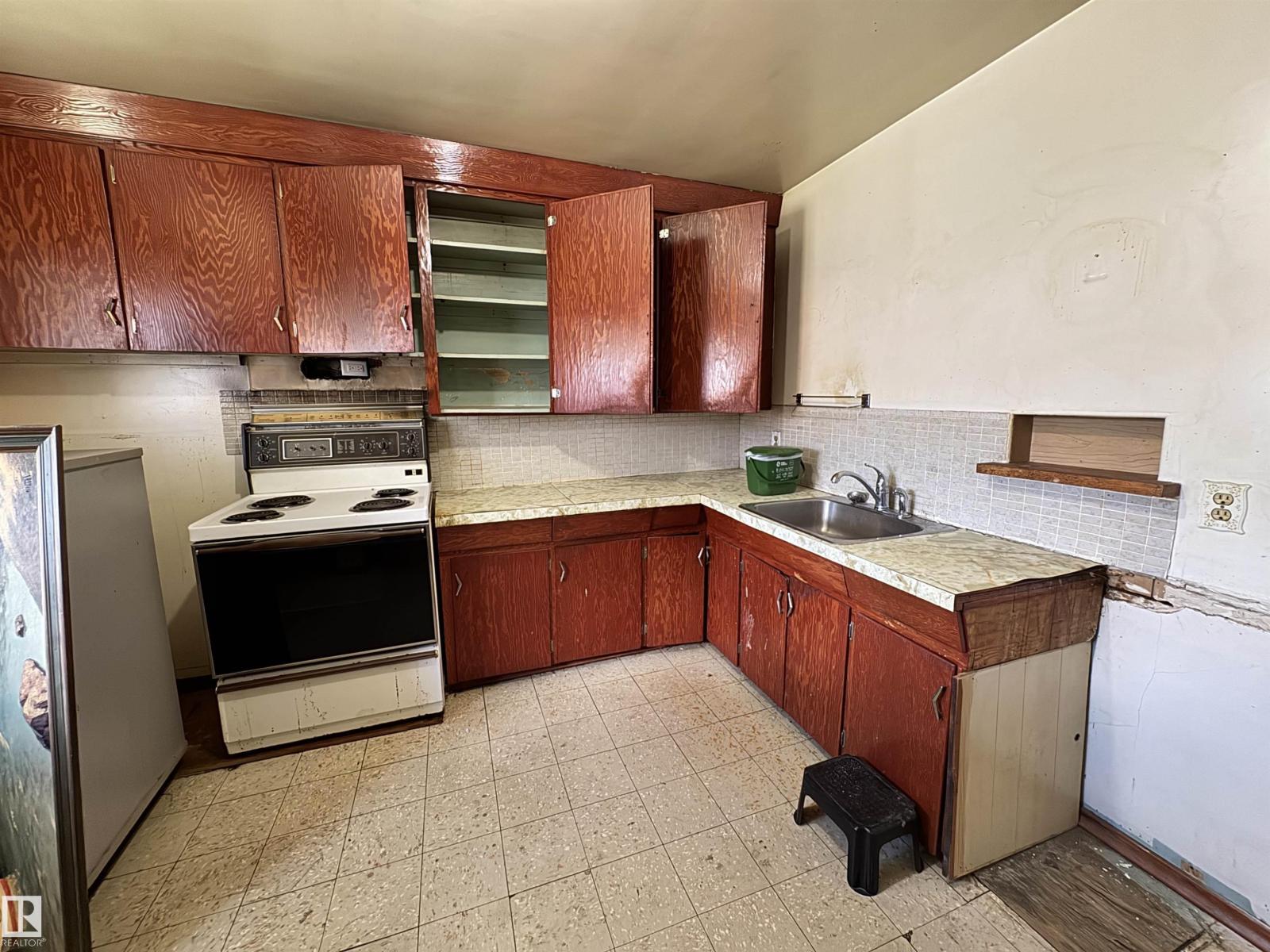 12010 95 ST NW - 6