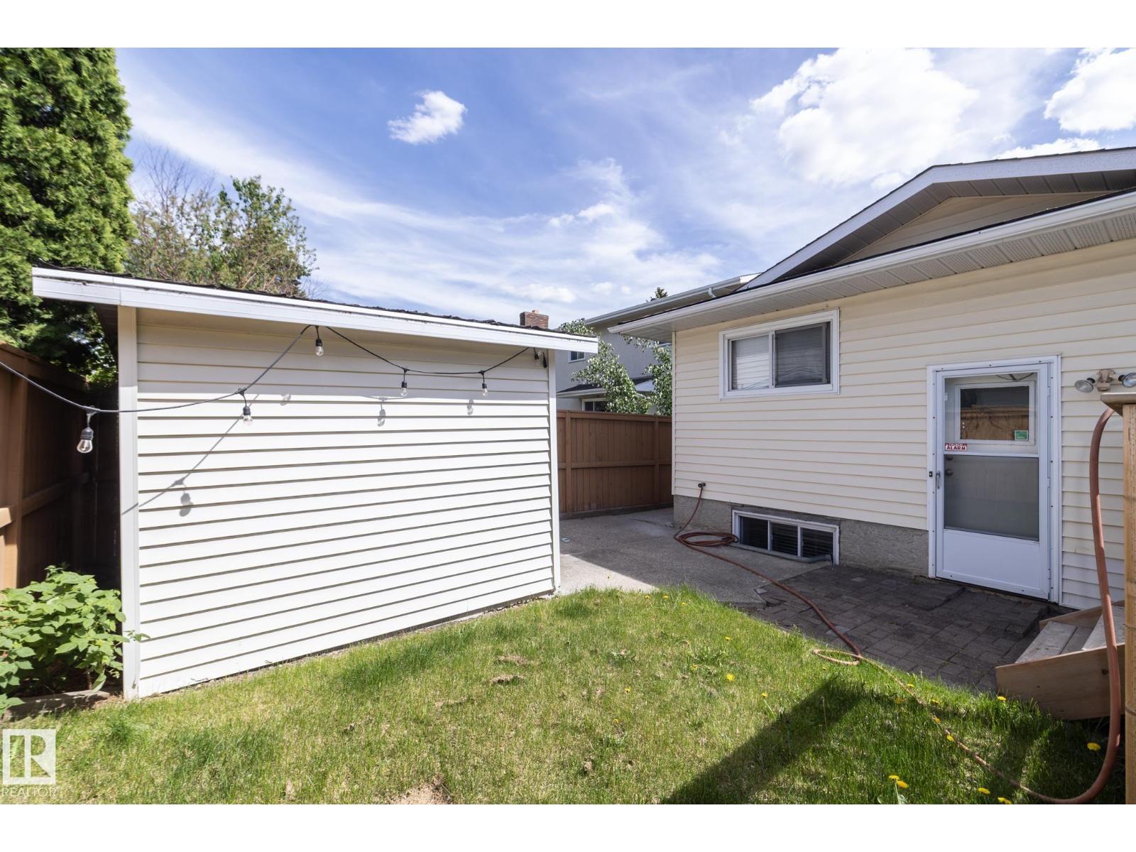 11138 30 AV NW - 9