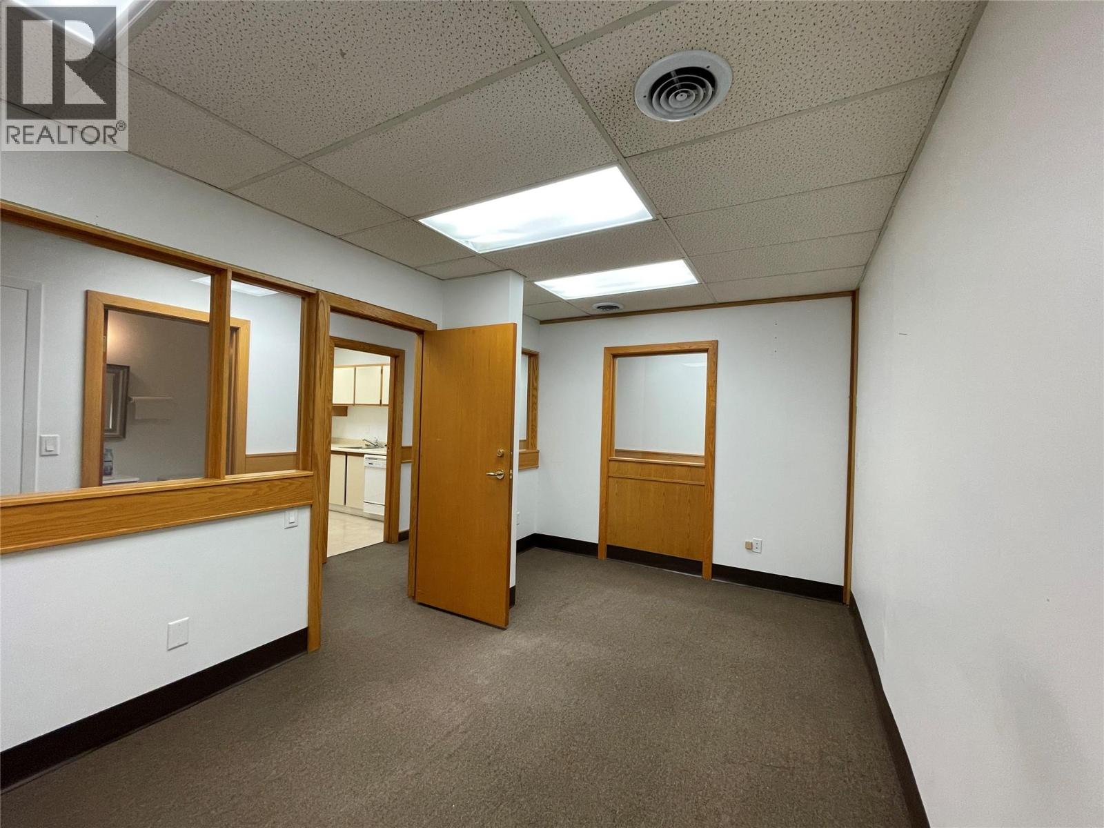 Office in Kelowna - Image 12