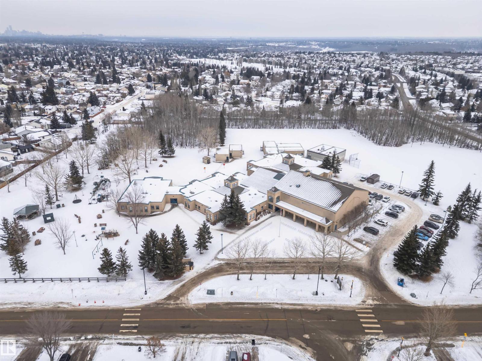 19047 51 AV NW - 60