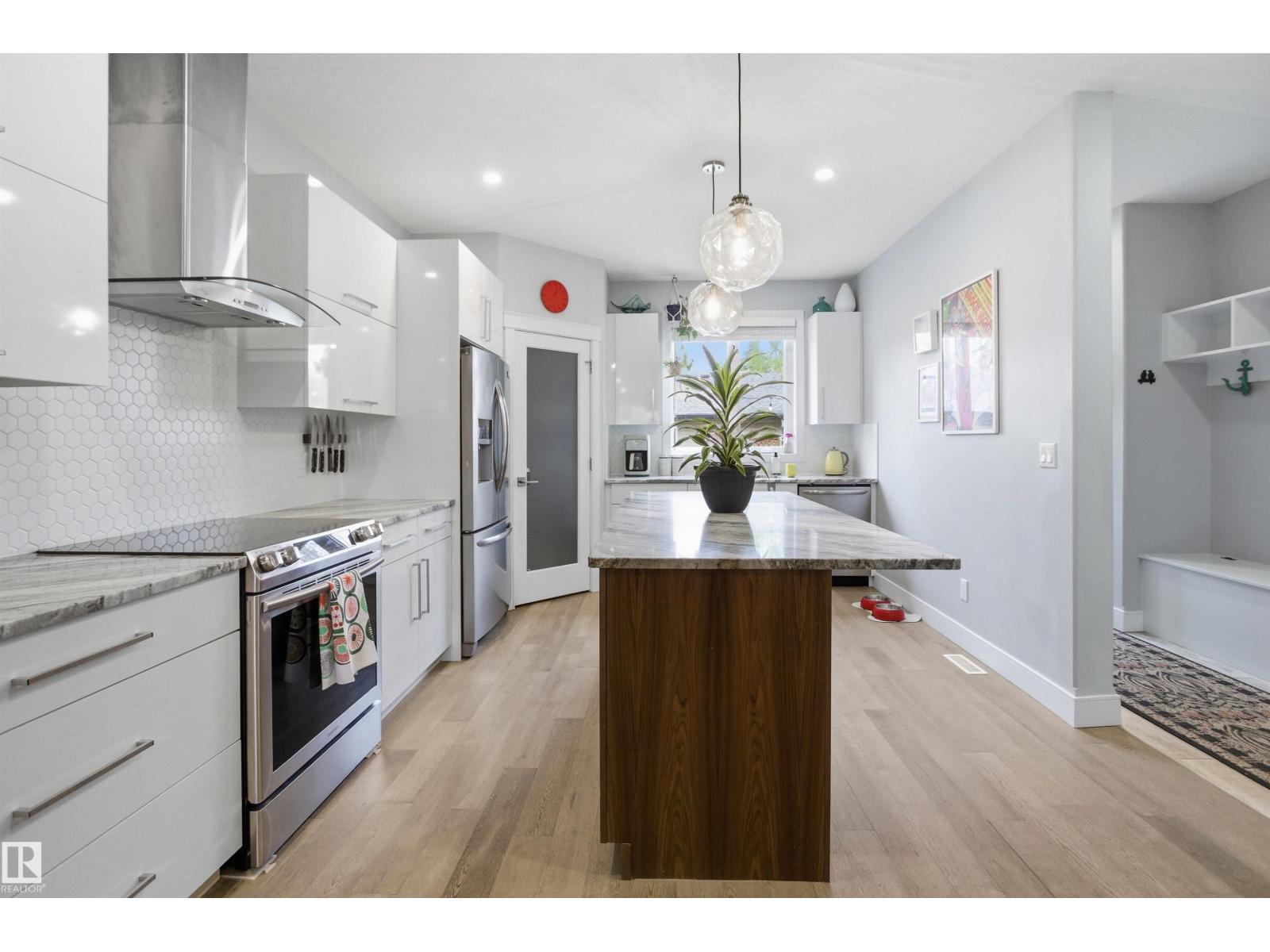 11639 128 ST NW - 10