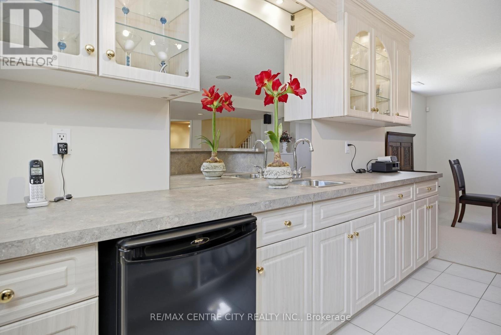 6 HUNTINGTON TERRACE - 30