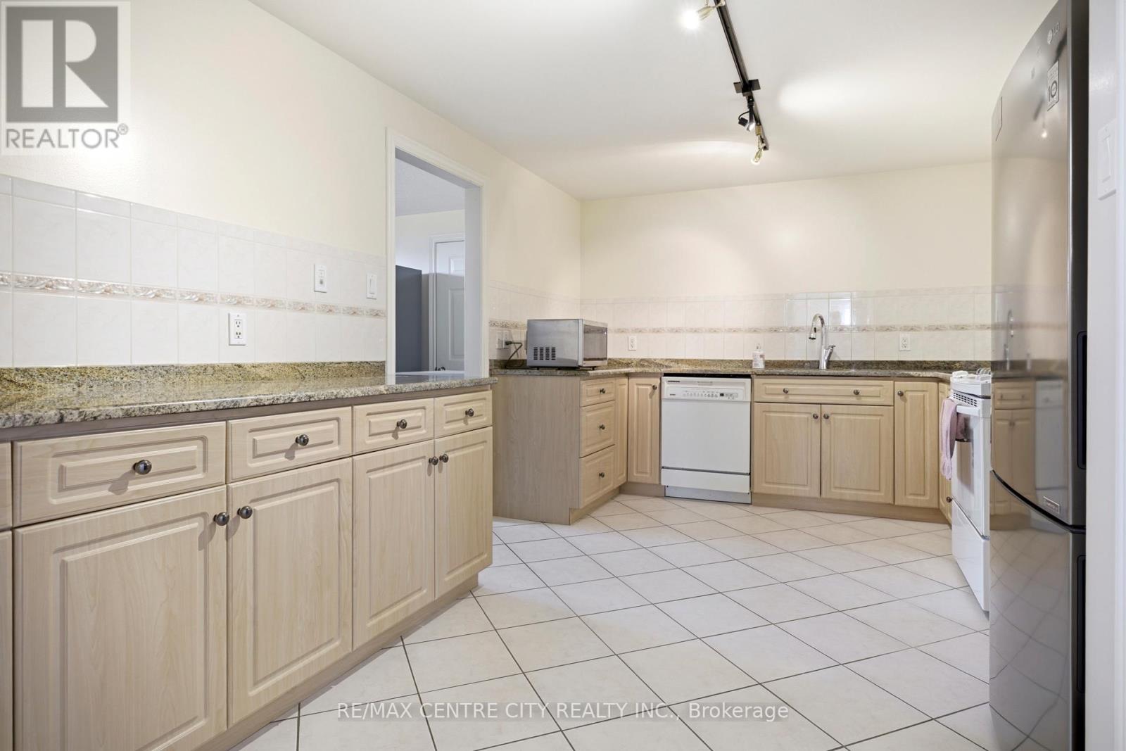 6 HUNTINGTON TERRACE - 33