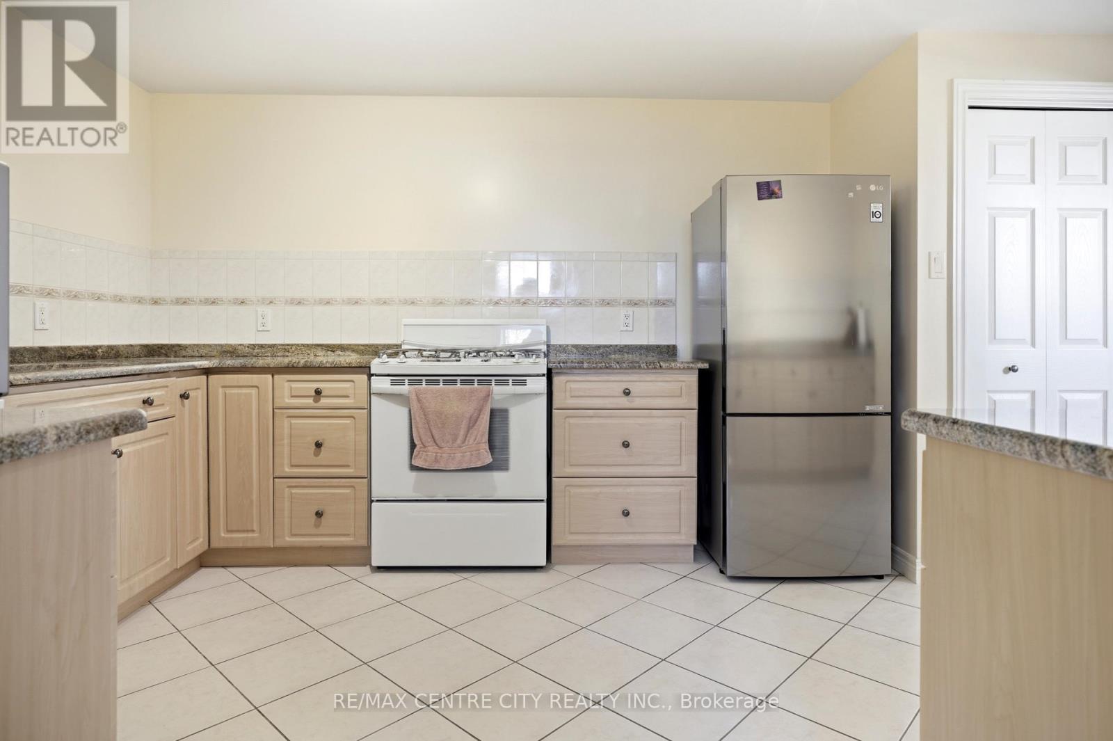 6 HUNTINGTON TERRACE - 34