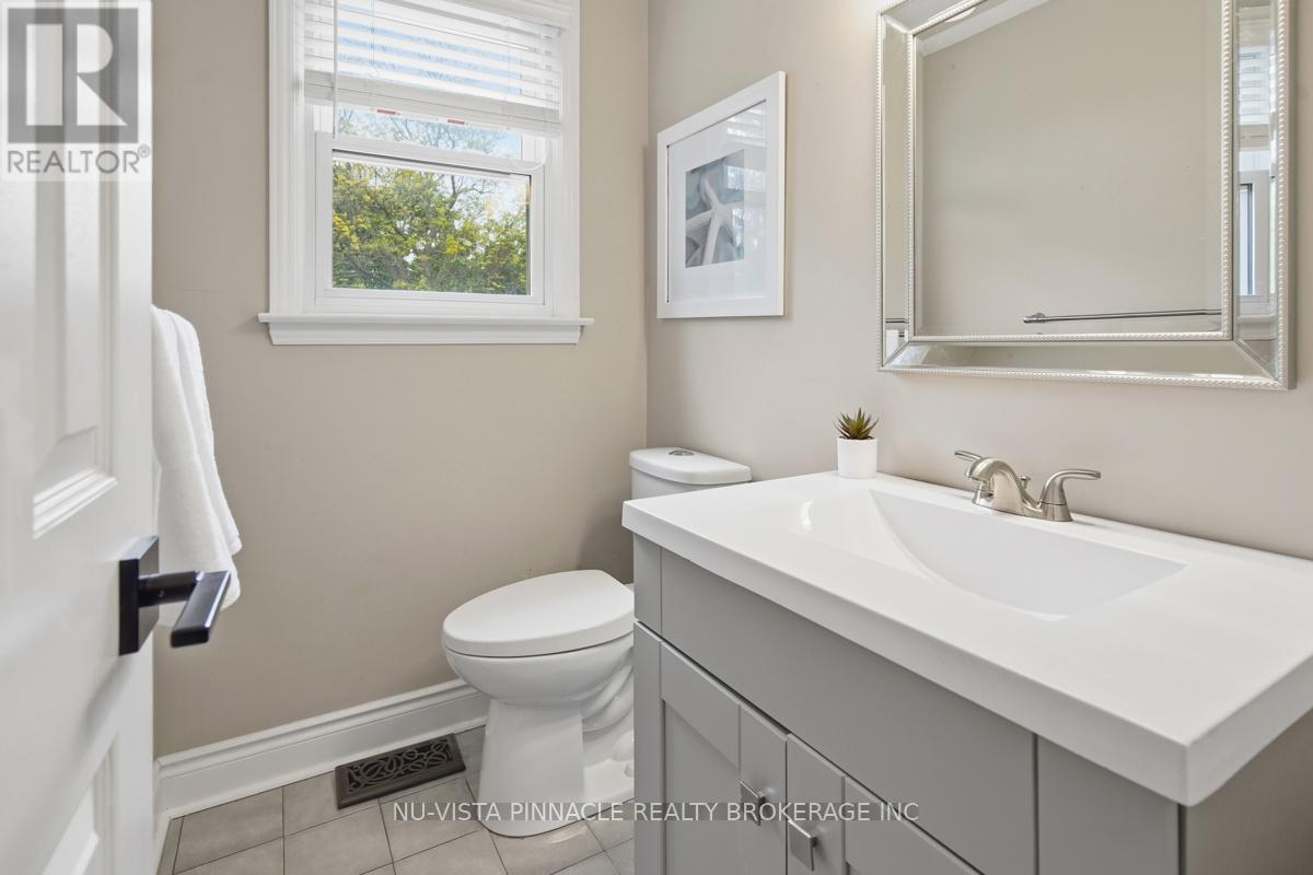 11 RUNNYMEDE CRESCENT - 17