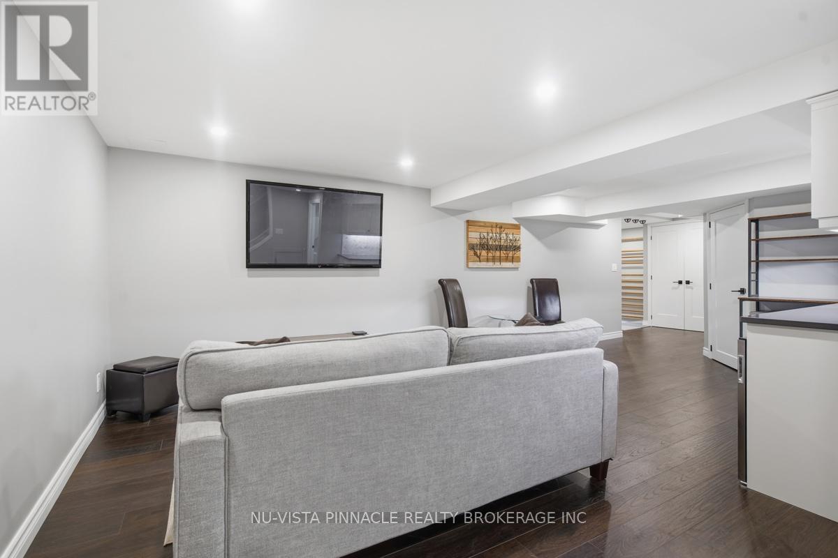 11 RUNNYMEDE CRESCENT - 27