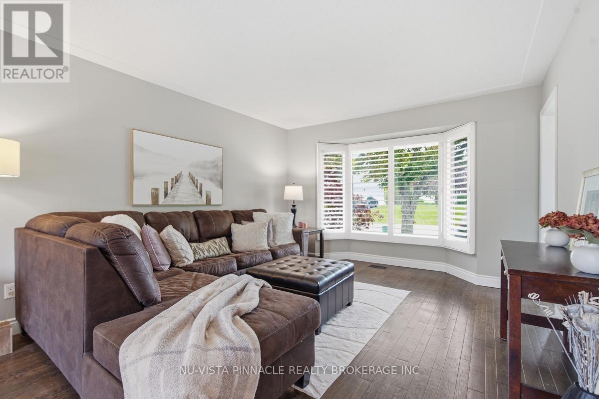 11 RUNNYMEDE CRESCENT - 4