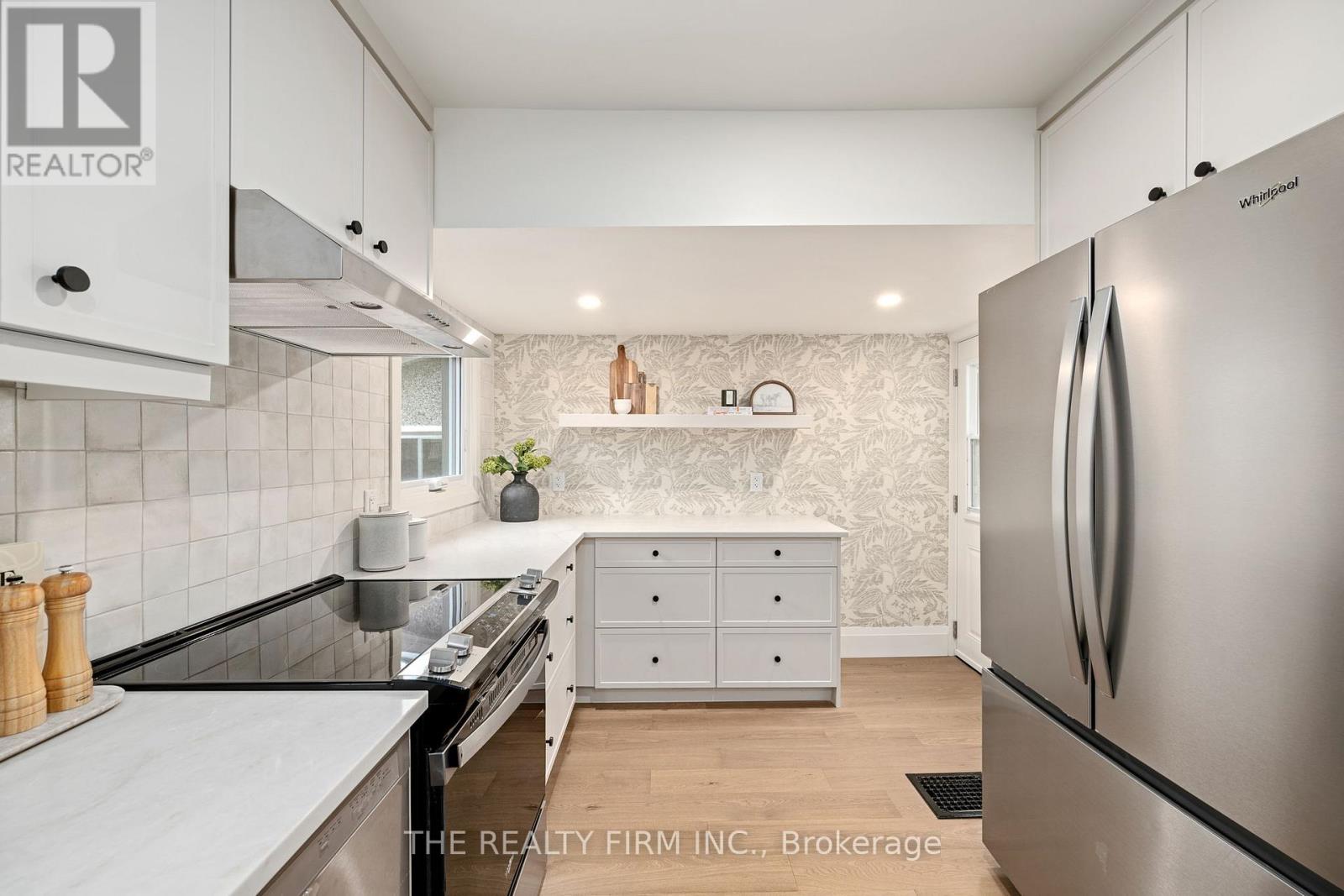 908 DUFFERIN AVENUE - 12