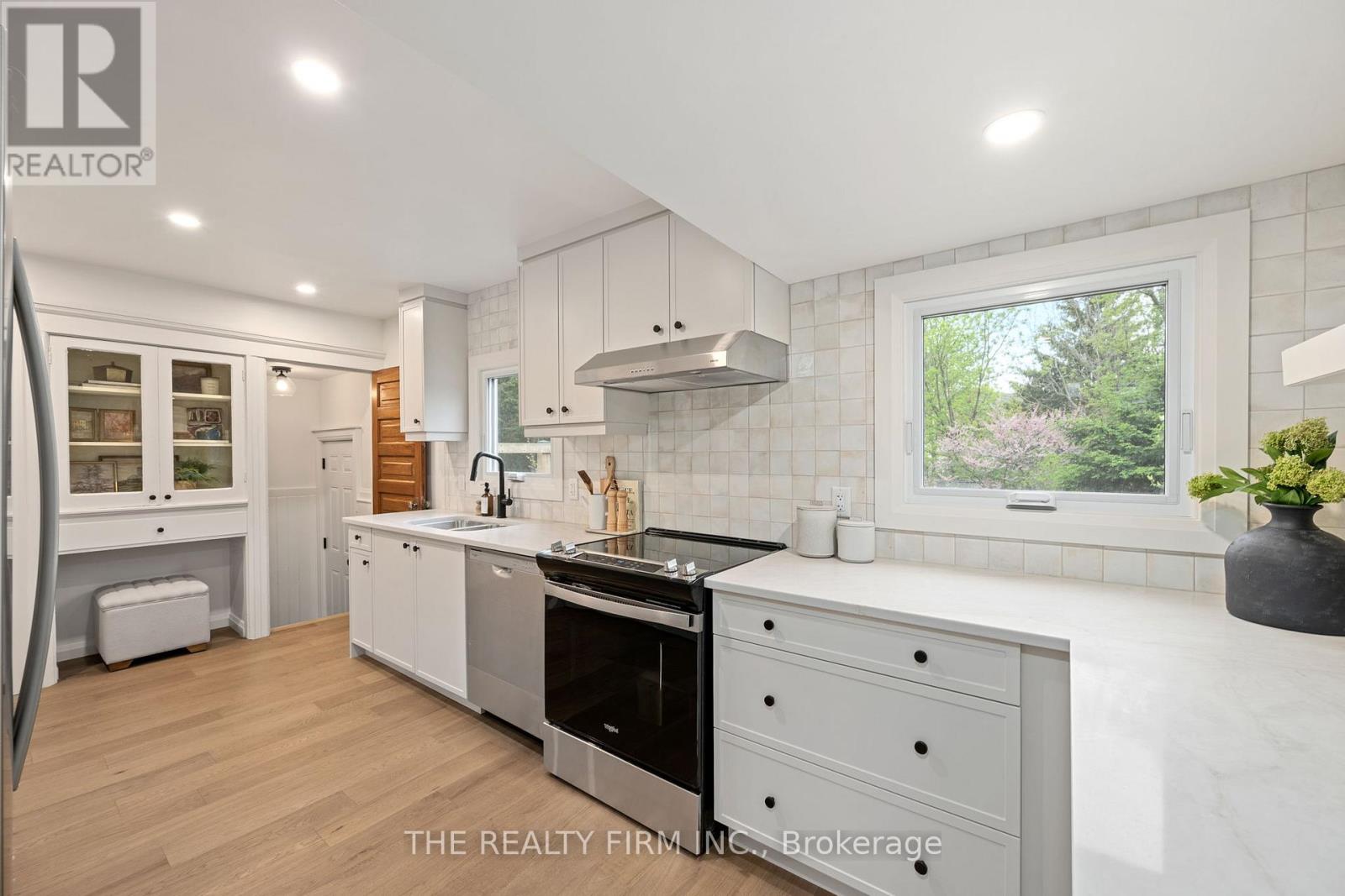 908 DUFFERIN AVENUE - 13