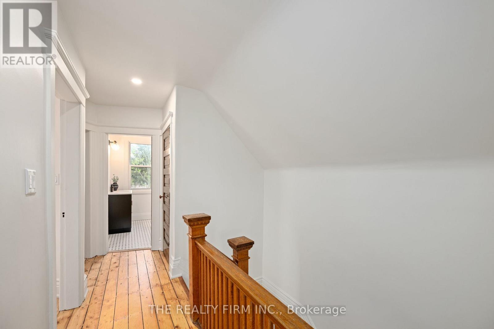 908 DUFFERIN AVENUE - 23