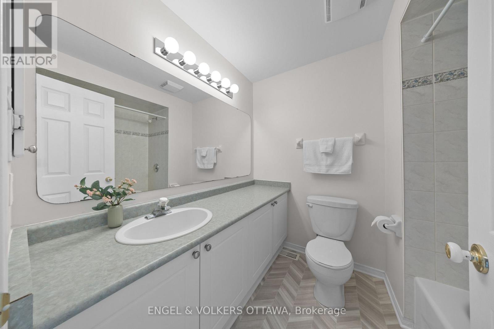 23 CAMBRAY LANE - 25