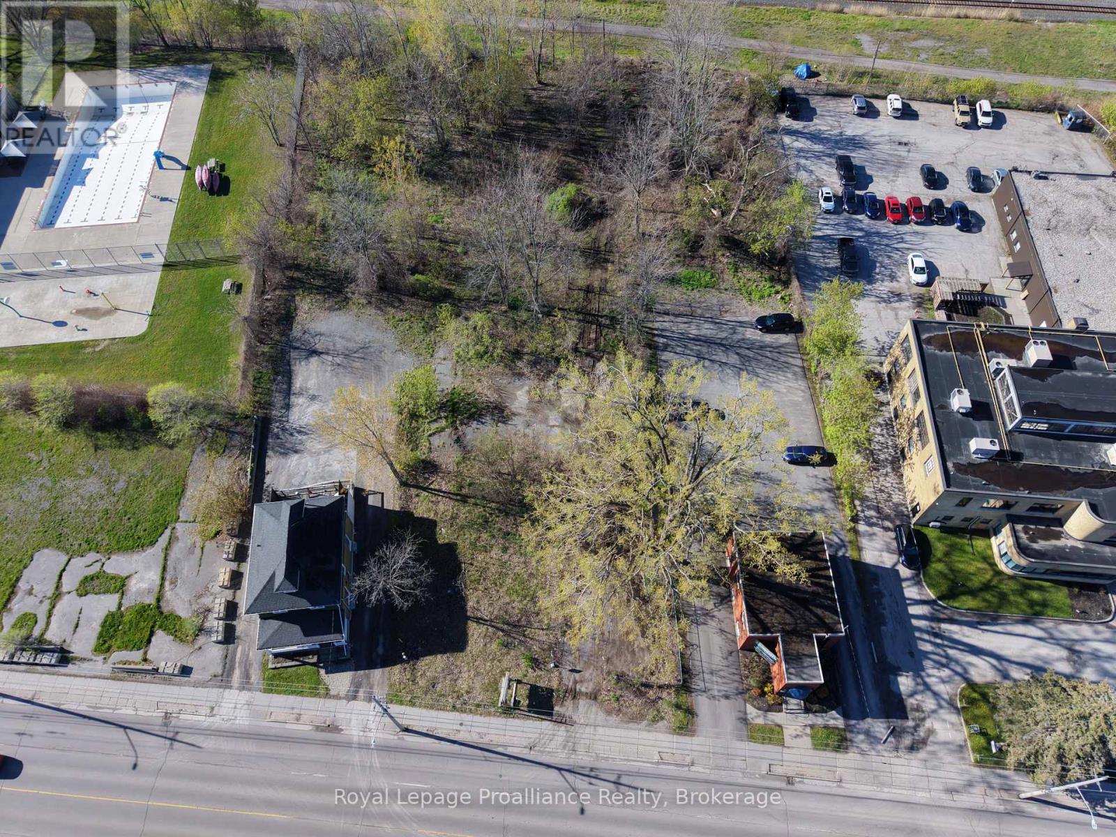 133 DUNDAS STREET E