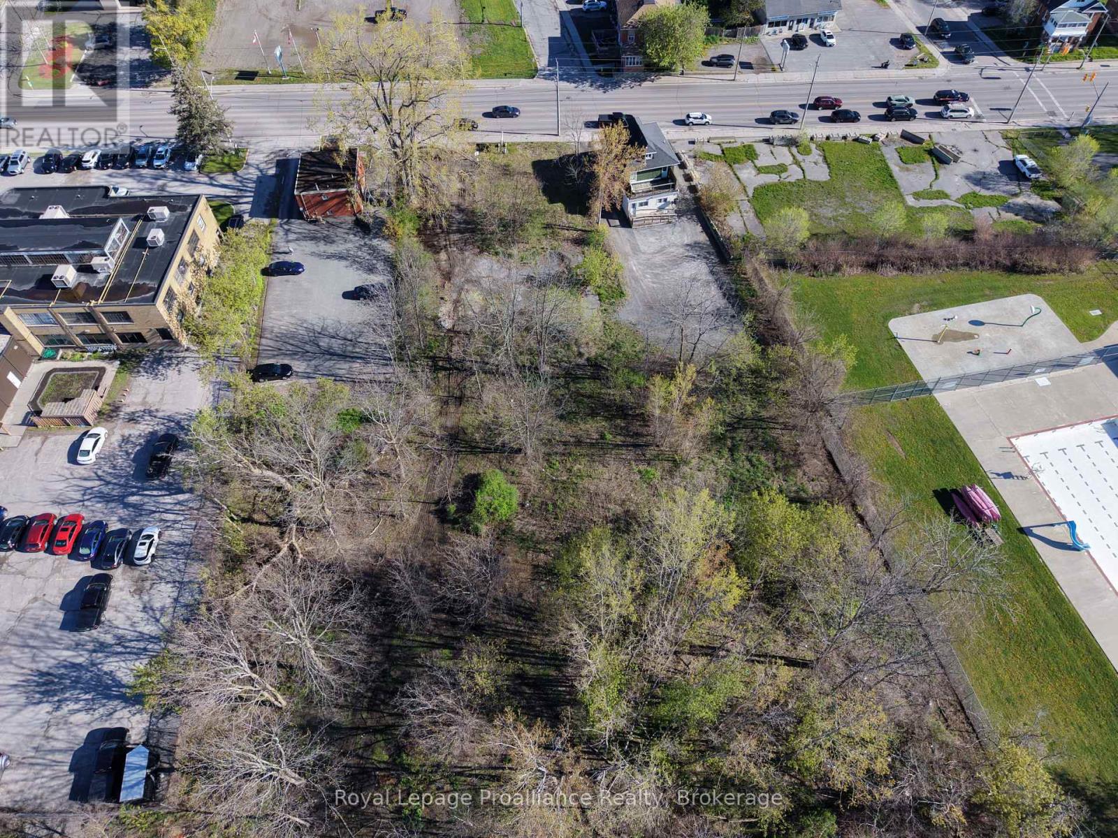 133 DUNDAS STREET E