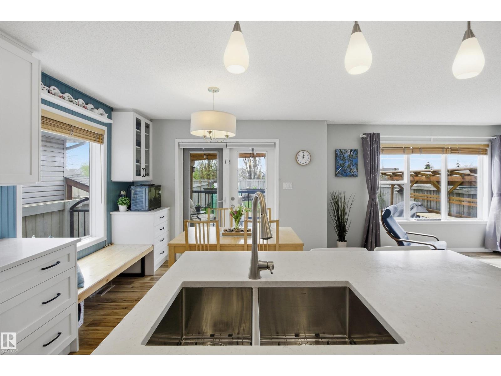 8915 8 AV SW — photo 10