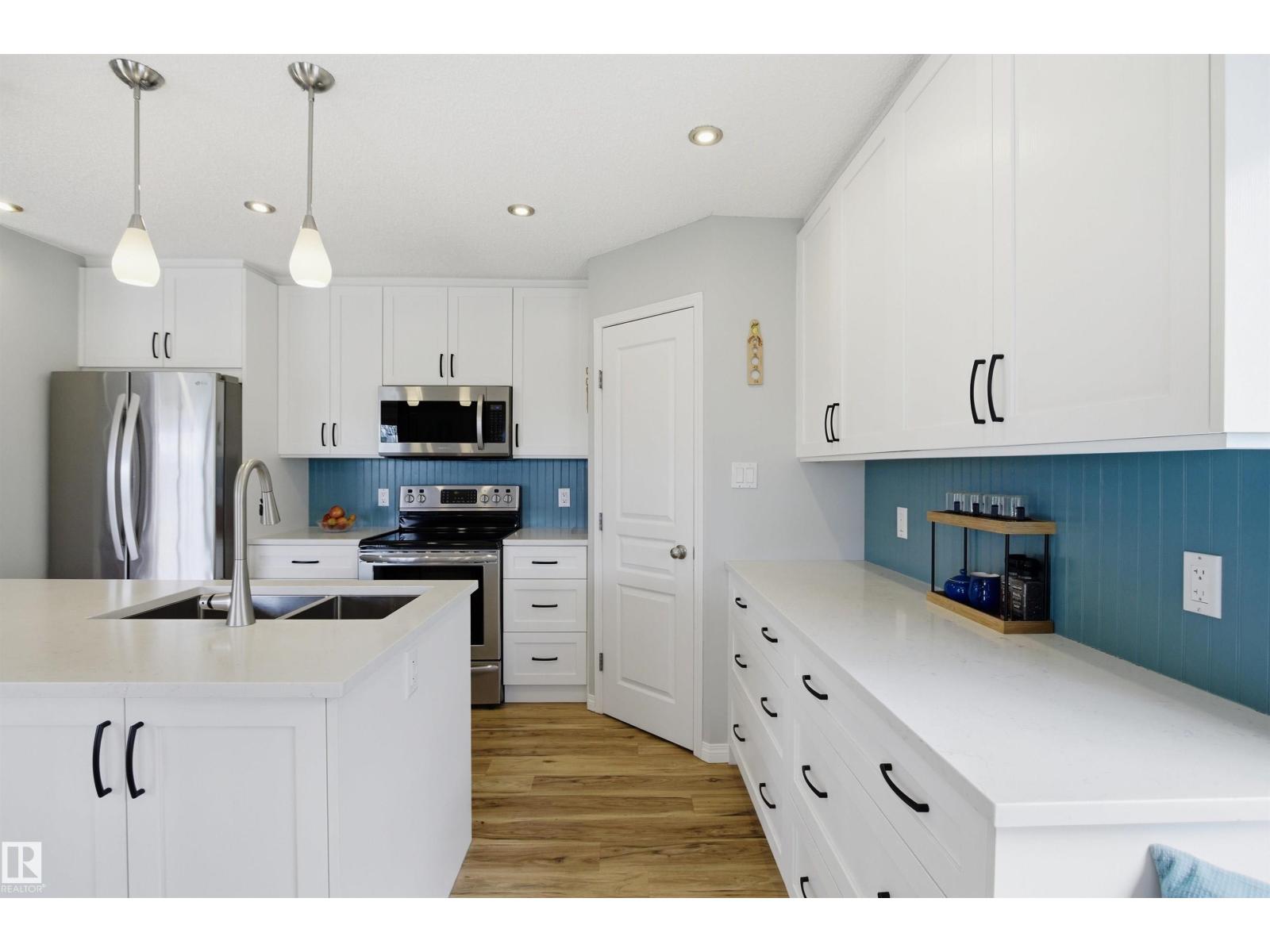 8915 8 AV SW — photo 11
