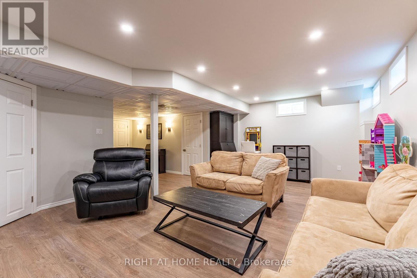 72 WAGNER CRESCENT - 42