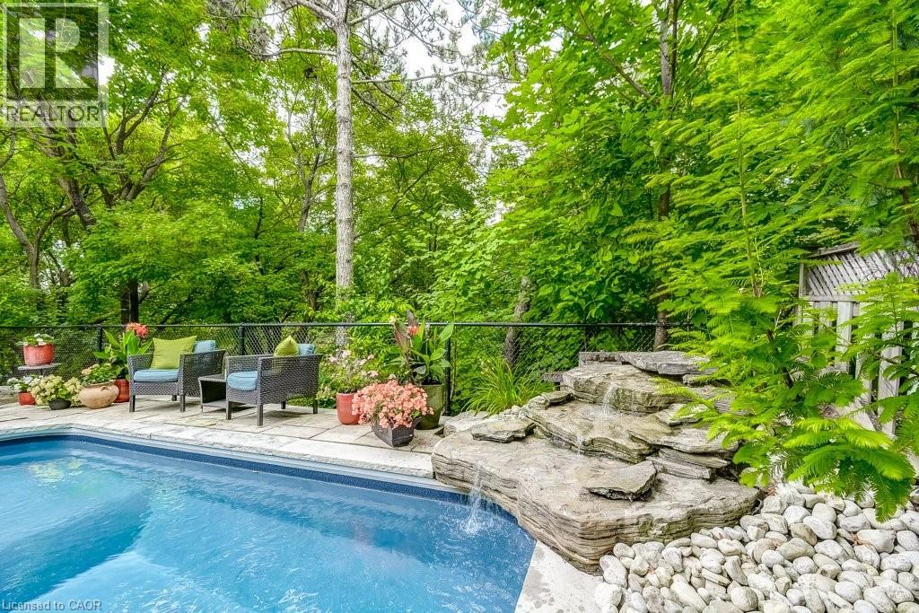 2080 MCKERLIE Crescent, Burlington, Ontario, L7M4E8 — Photo 3