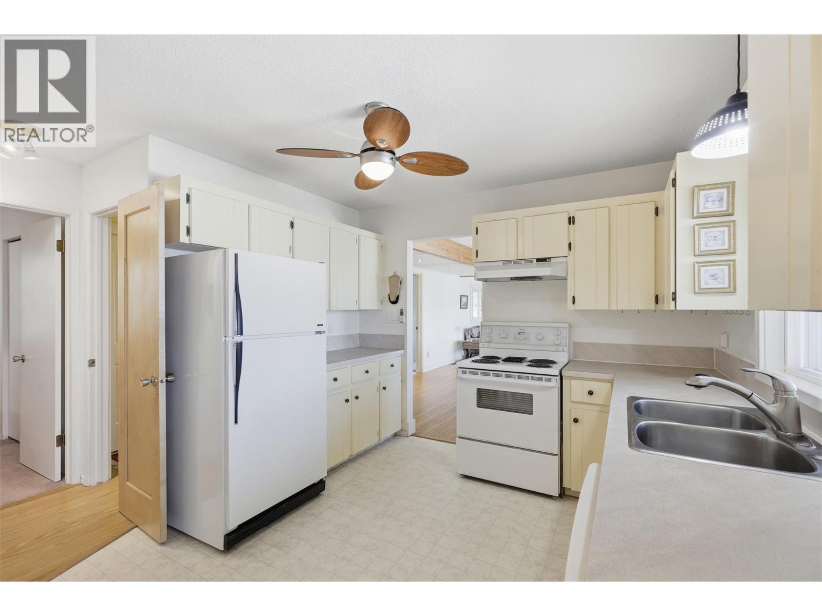 327 Lakeshore Drive - 12