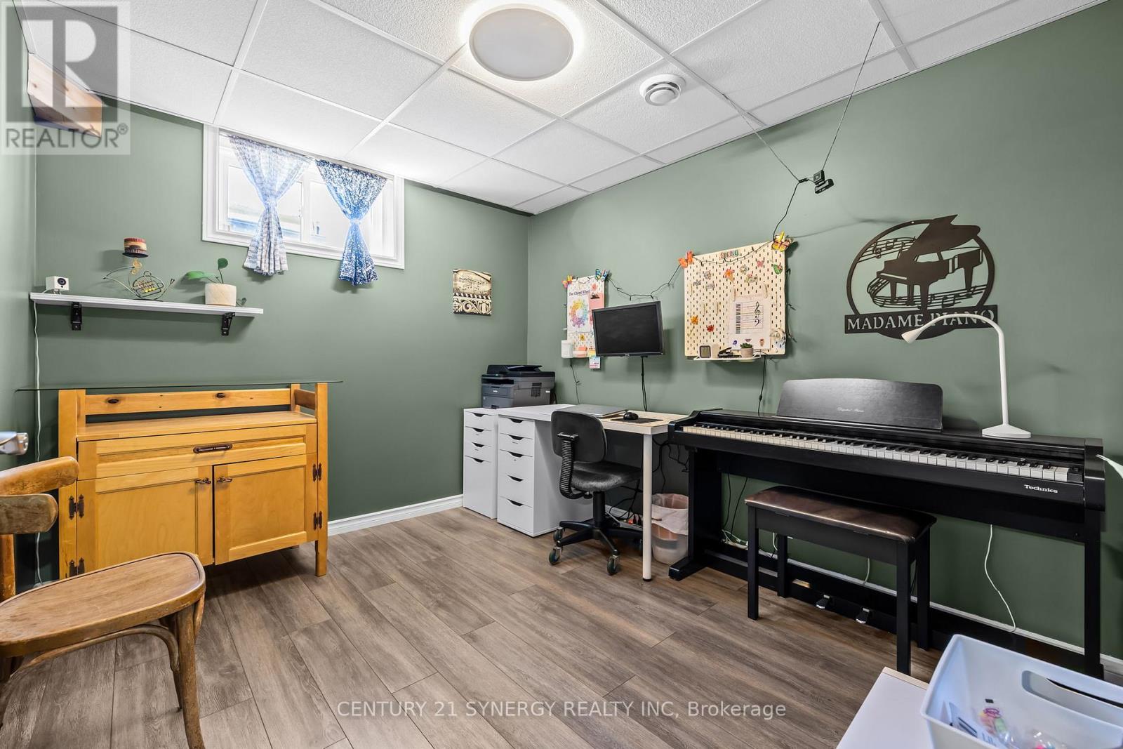 3315 ELIE CRESCENT - 35