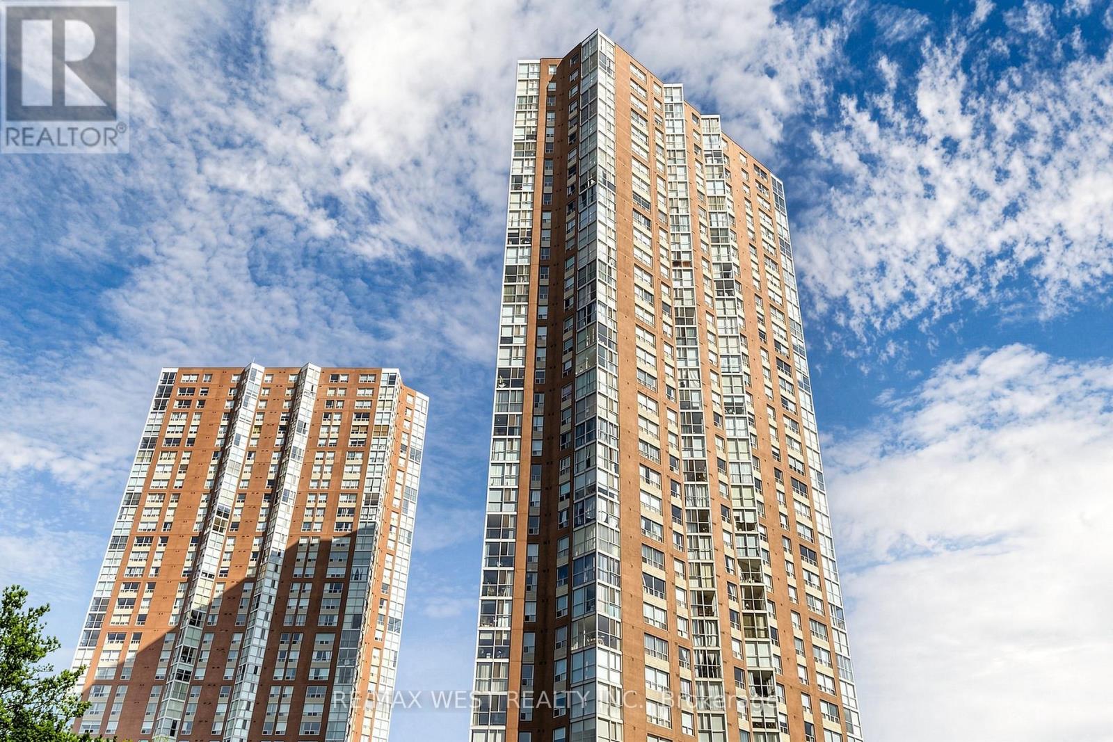#1302 5 CONCORDE PLACE - Image 2