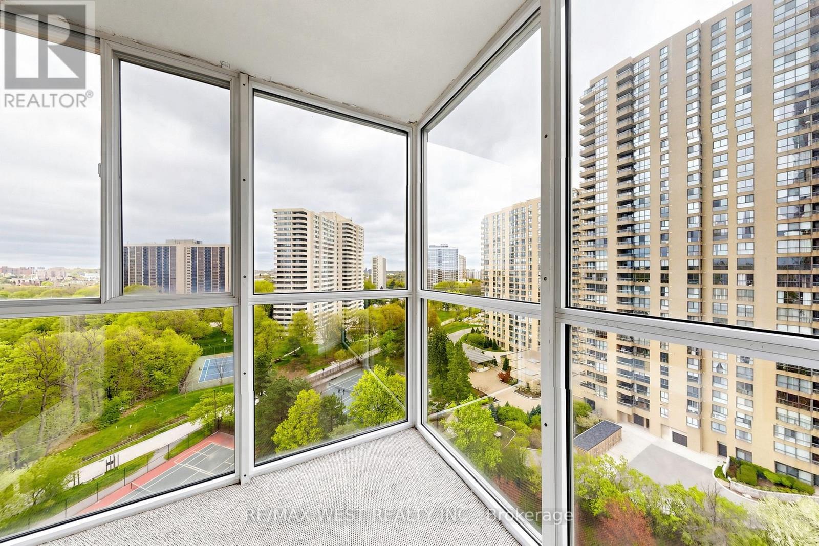 #1302 5 CONCORDE PLACE - 26