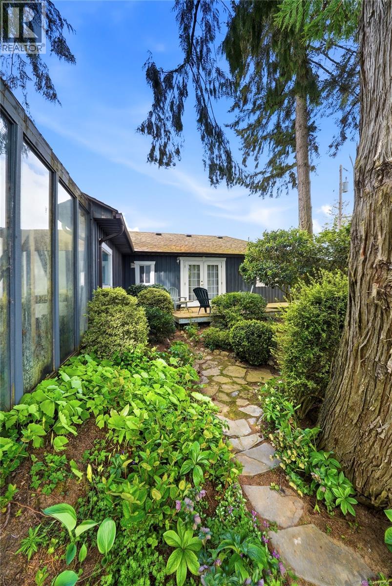 6412 Bryn Rd, Central Saanich