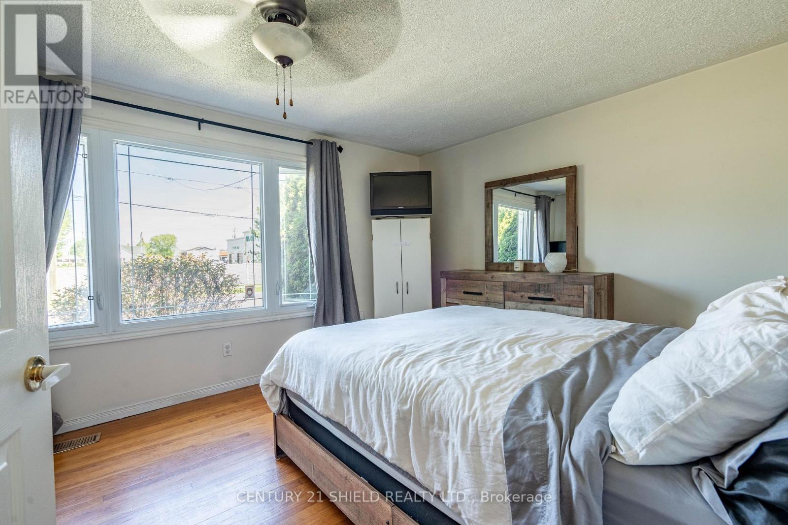 1320 AUBIN AVENUE - 12