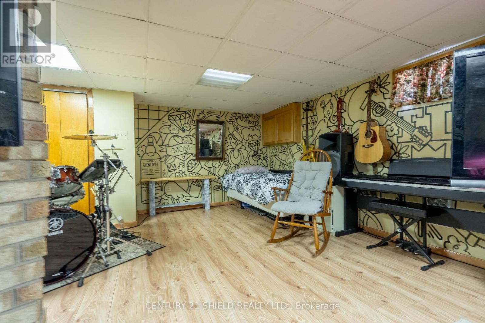 1320 AUBIN AVENUE - 23