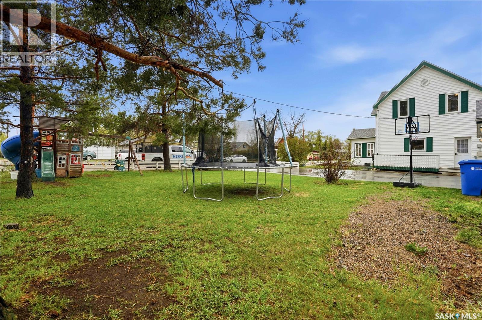 12 Alexandra AVENUE - 52