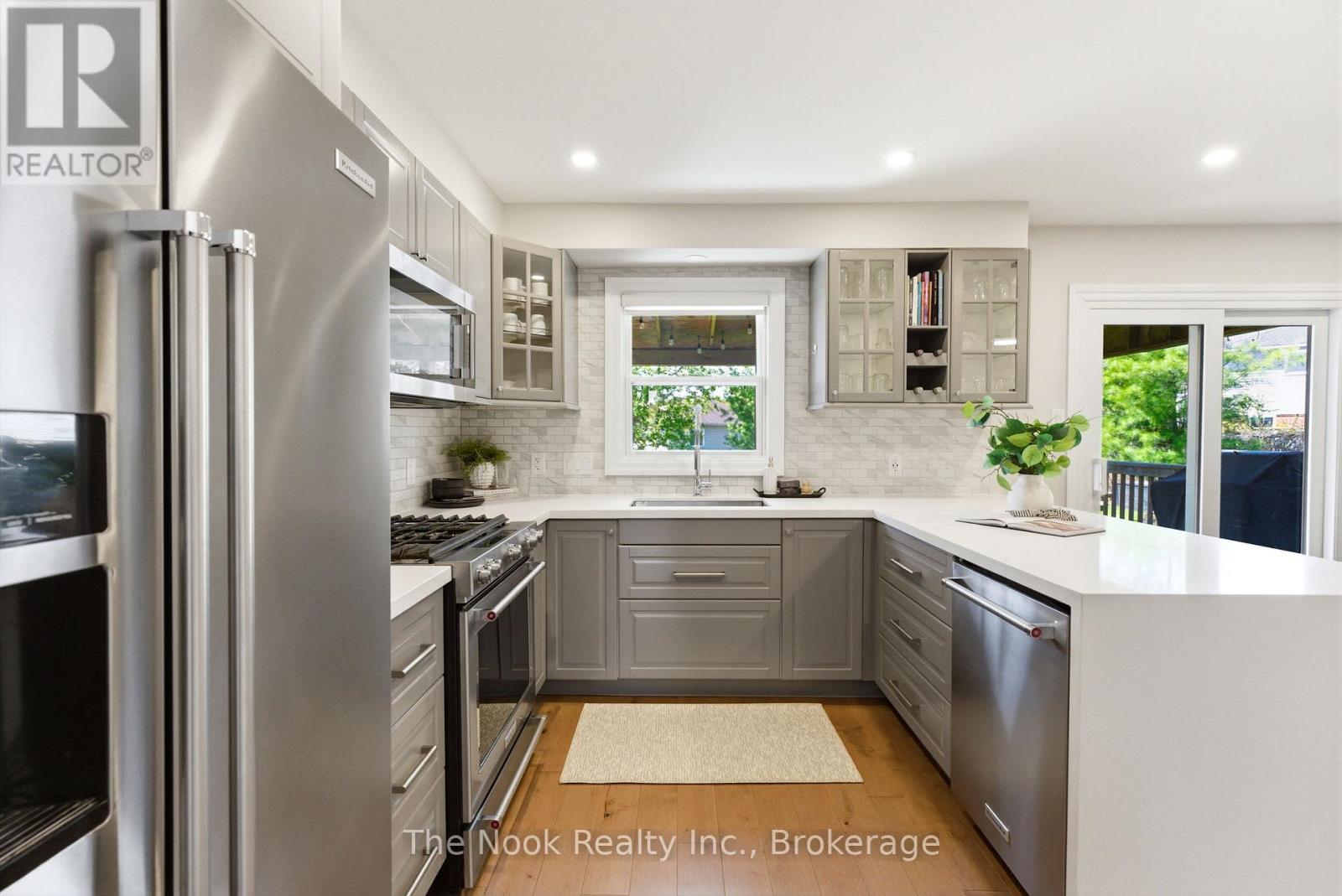 15 STANFORD CRESCENT - 11