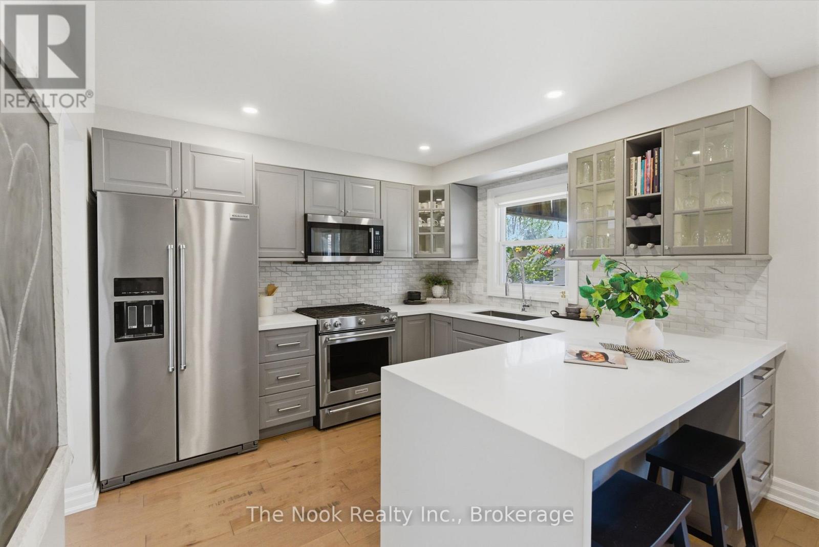 15 STANFORD CRESCENT - 16