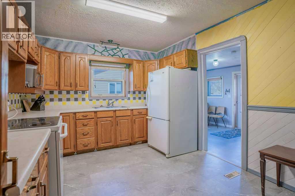 4716 52 Avenue - 8